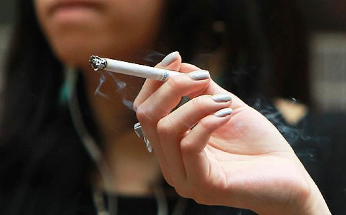مصرف سیگار، نسخه‌ای که آرایشگران در سالن‌های زیبایی برای دختران می‌پیچند