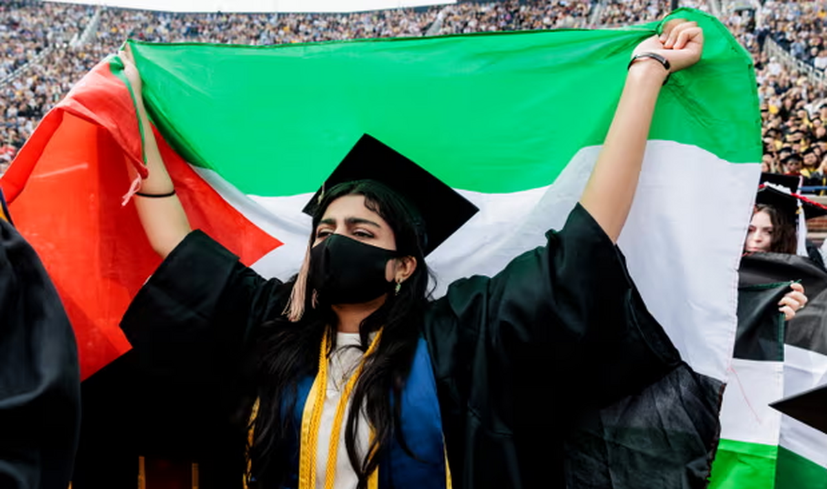 اهتزاز پرچم فلسطین در دانشگاه میشیگان  پلیس آمریکا به دانشگاه ویرجینیا یورش برد